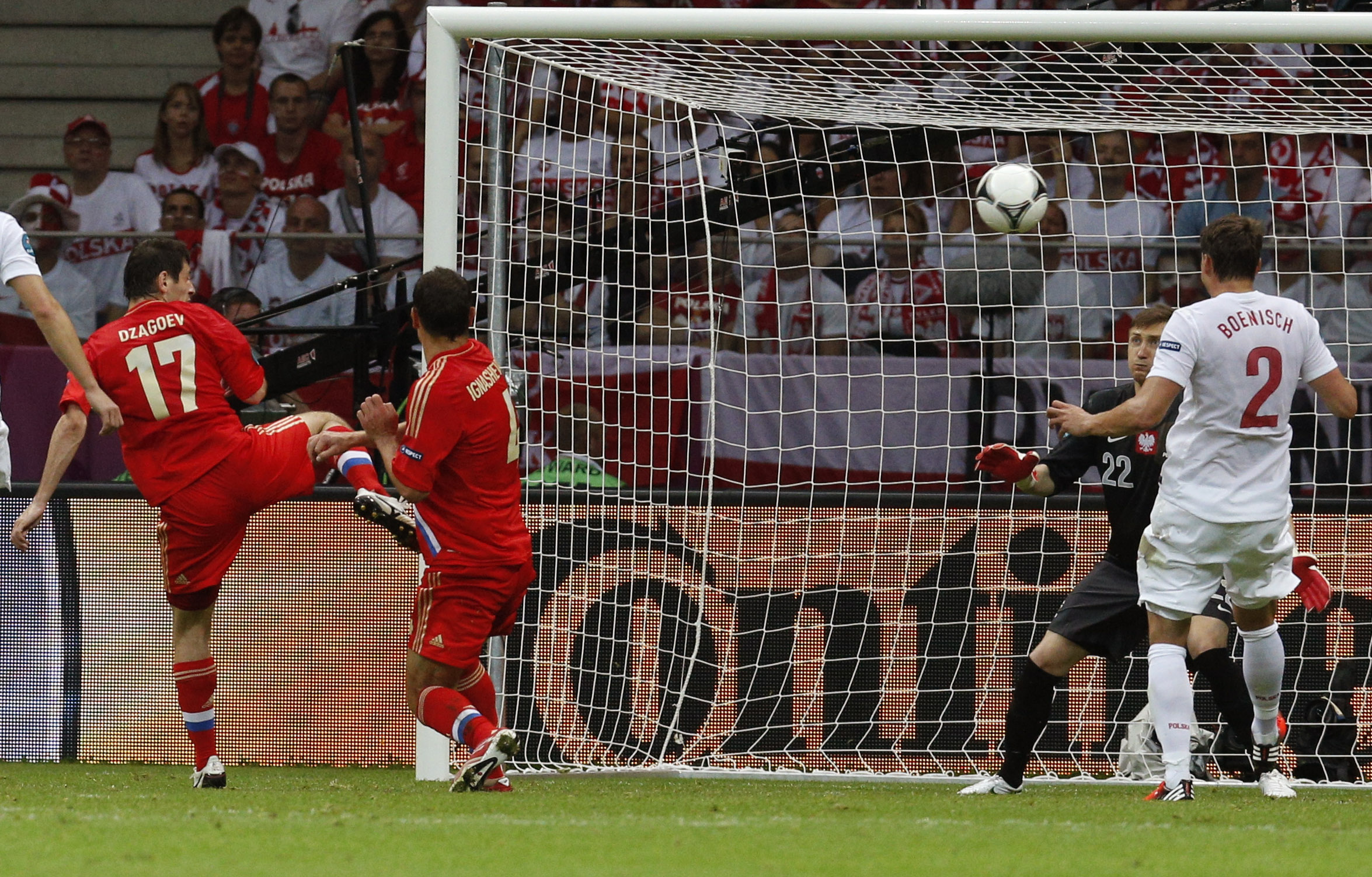 Här nickar Dzagoev in 1-0 mot Polen. 21-åringens tredje EM-mål på två matcher.