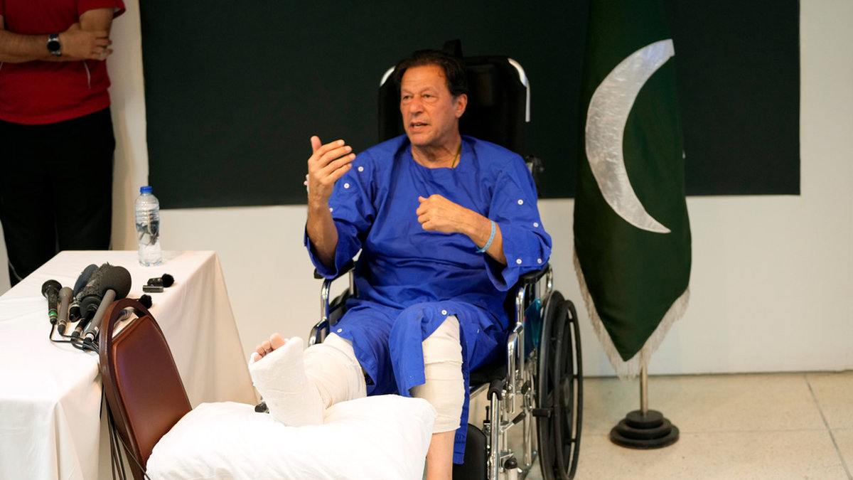 Pakistans förre premiärminister Imran Khan sköts i foten under en protestmarsch. Arkivbild.