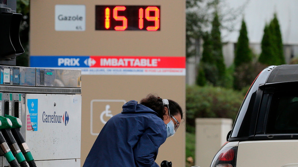 En kvinna tankar sin bil i södra Frankrike. Inom EU diskuteras när det ska bli stopp för försäljning av nya bensin- och dieselbilar. Arkivfoto.