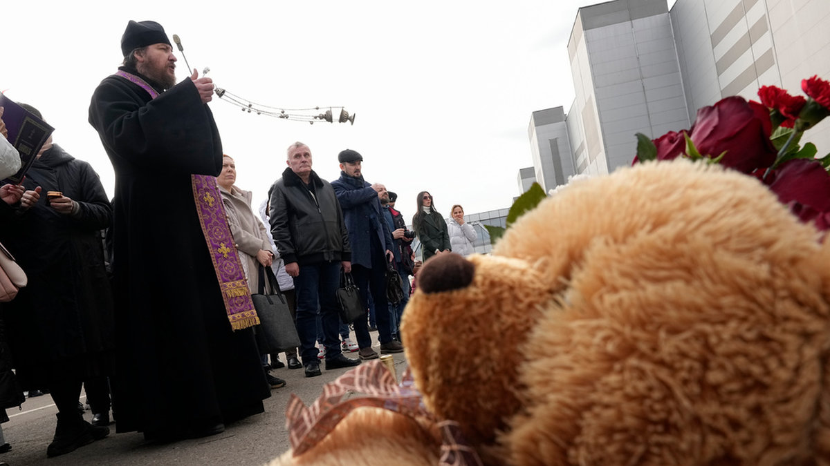 En ortodox präst höll en minnesstund utanför konserthallen i utkanten av Moskva, där terrordådet ägde rum i fredags. Arkivbild.