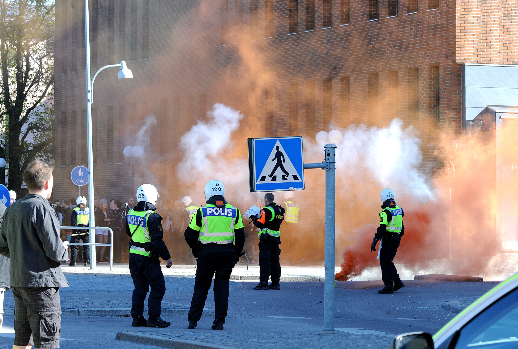 Eskilstuna centrum förvandlades till en krigszon när kravallpoliser försökte återta kontrollen över situationen.
