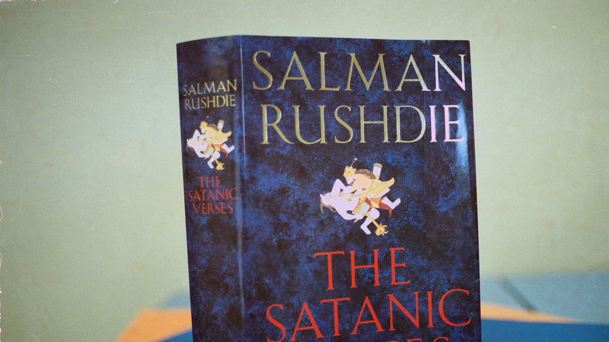 'Satansverserna' toppar flera bokhandlares listor efter fredagens attack på författaren Salman Rushdie.