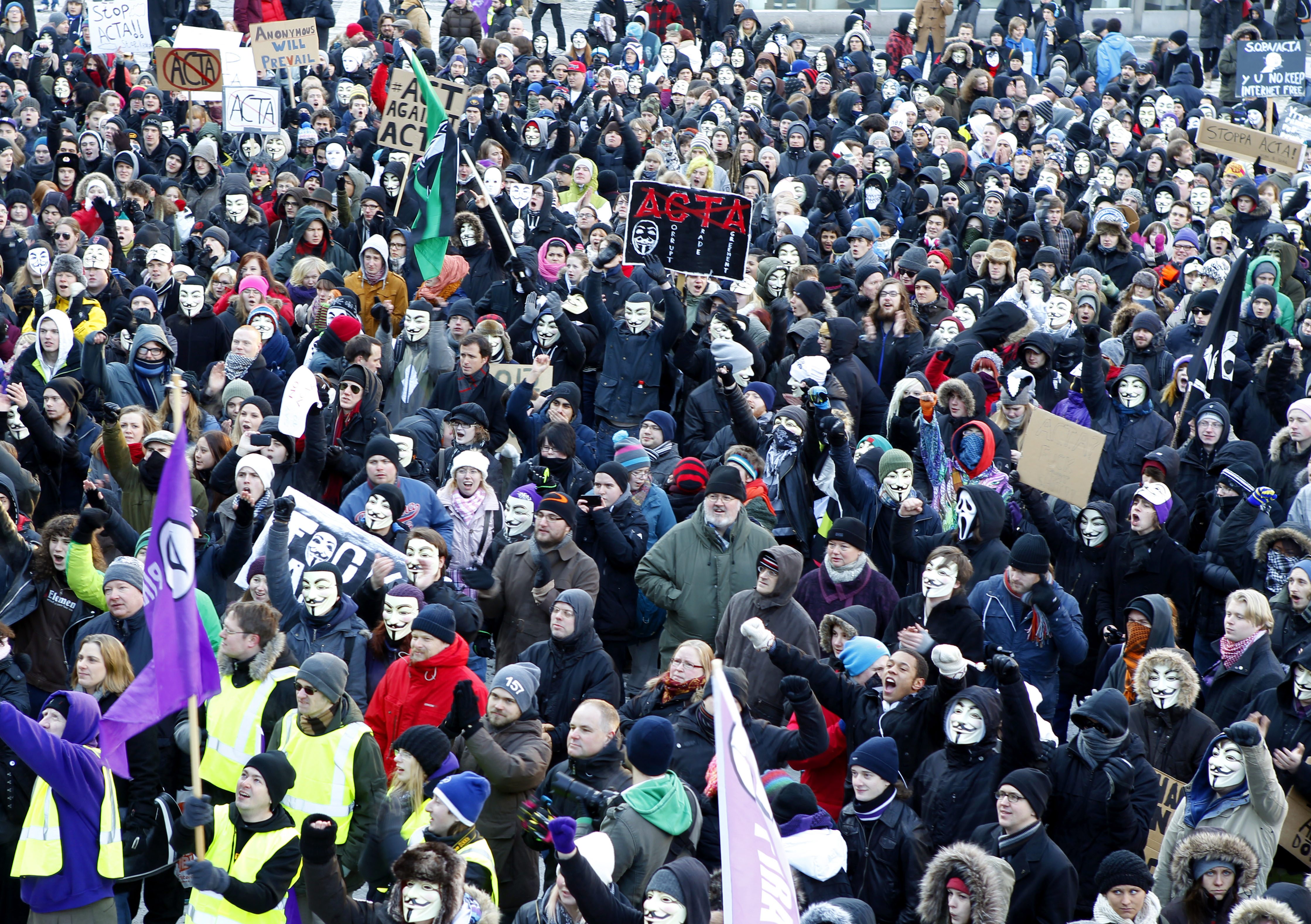Demonstrationen på Sergels torg i Stockholm lockade många deltagare trots kylan.