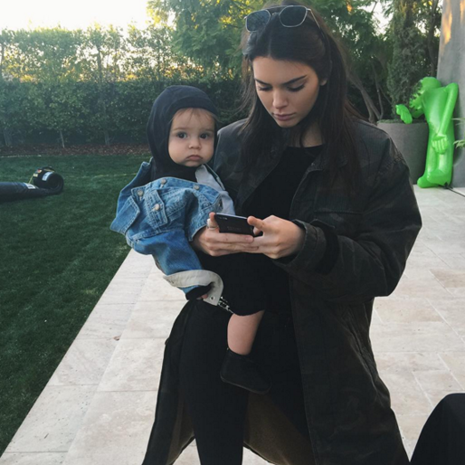 Kendall Jenner leker mamma. Kendall Jenner leker mamma.