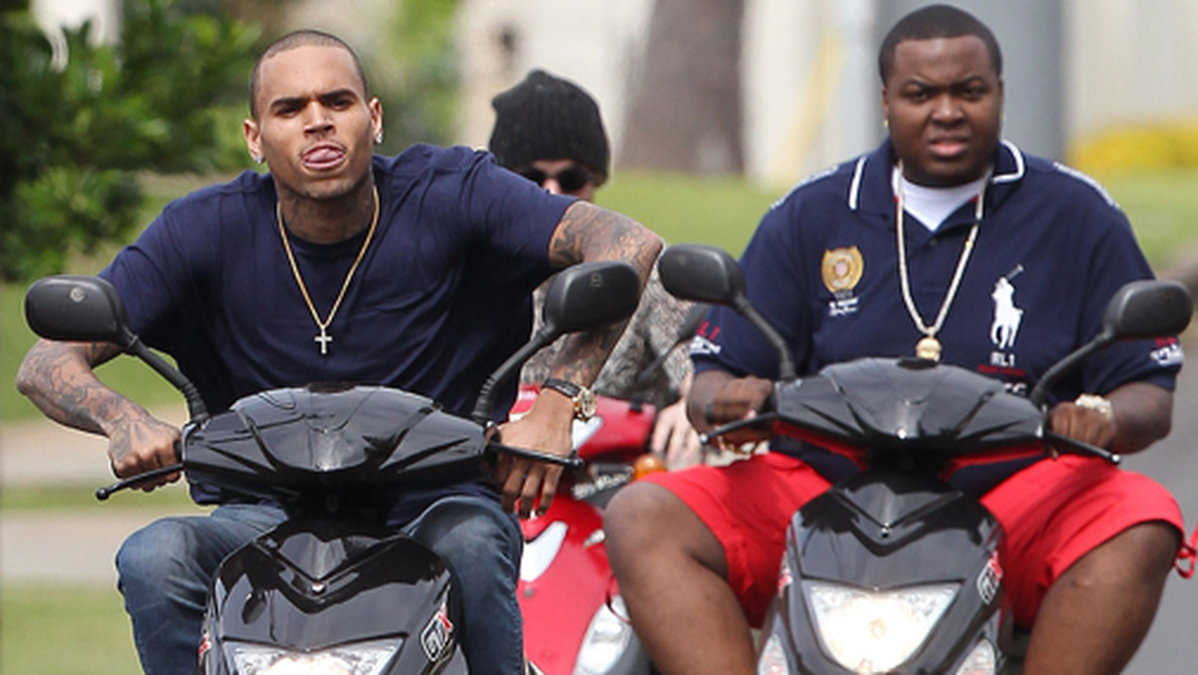 Här ser vi Chris Brown med Sean Kingston i släptåg. 