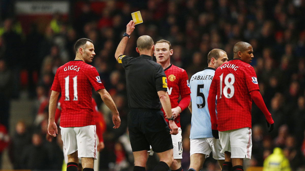 Rooney fick gult kort.