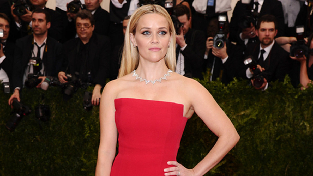 Reese Witherspoon i den kanske tråkigaste klänningen på hela galan. Det är väl aldrig en bra ide att klä sig i samma färg som mattan?!