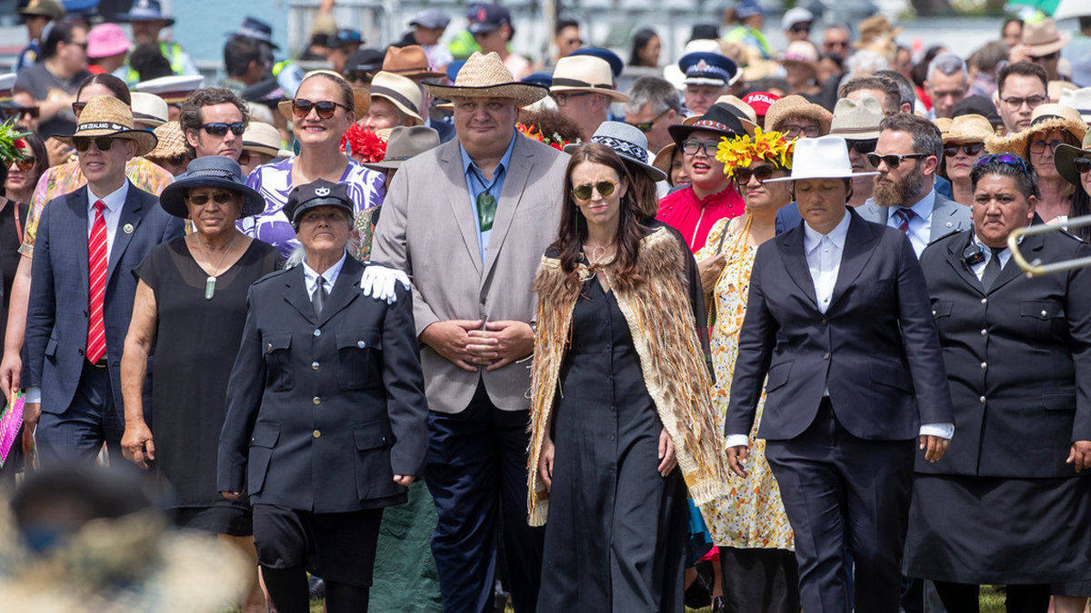 Nya Zeelands Jacinda Ardern, i mitten, tillsammans med sin partigrupp.