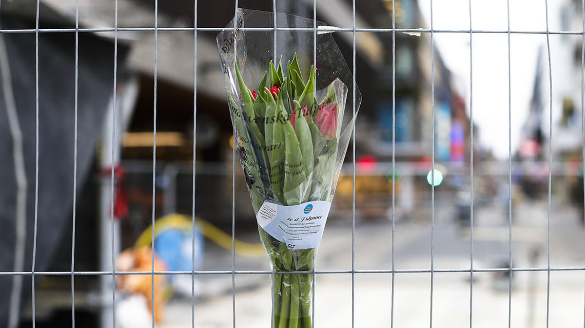 Stockholm City pryds med blommor från sörjande. 