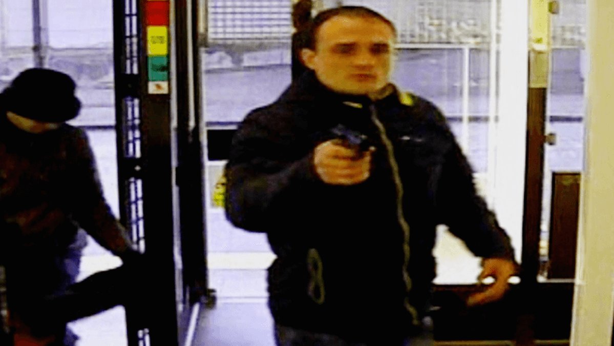 En av rånarna tog fram ett vapen och riktade mot Susanne Koivusaari som jobbar i butiken.