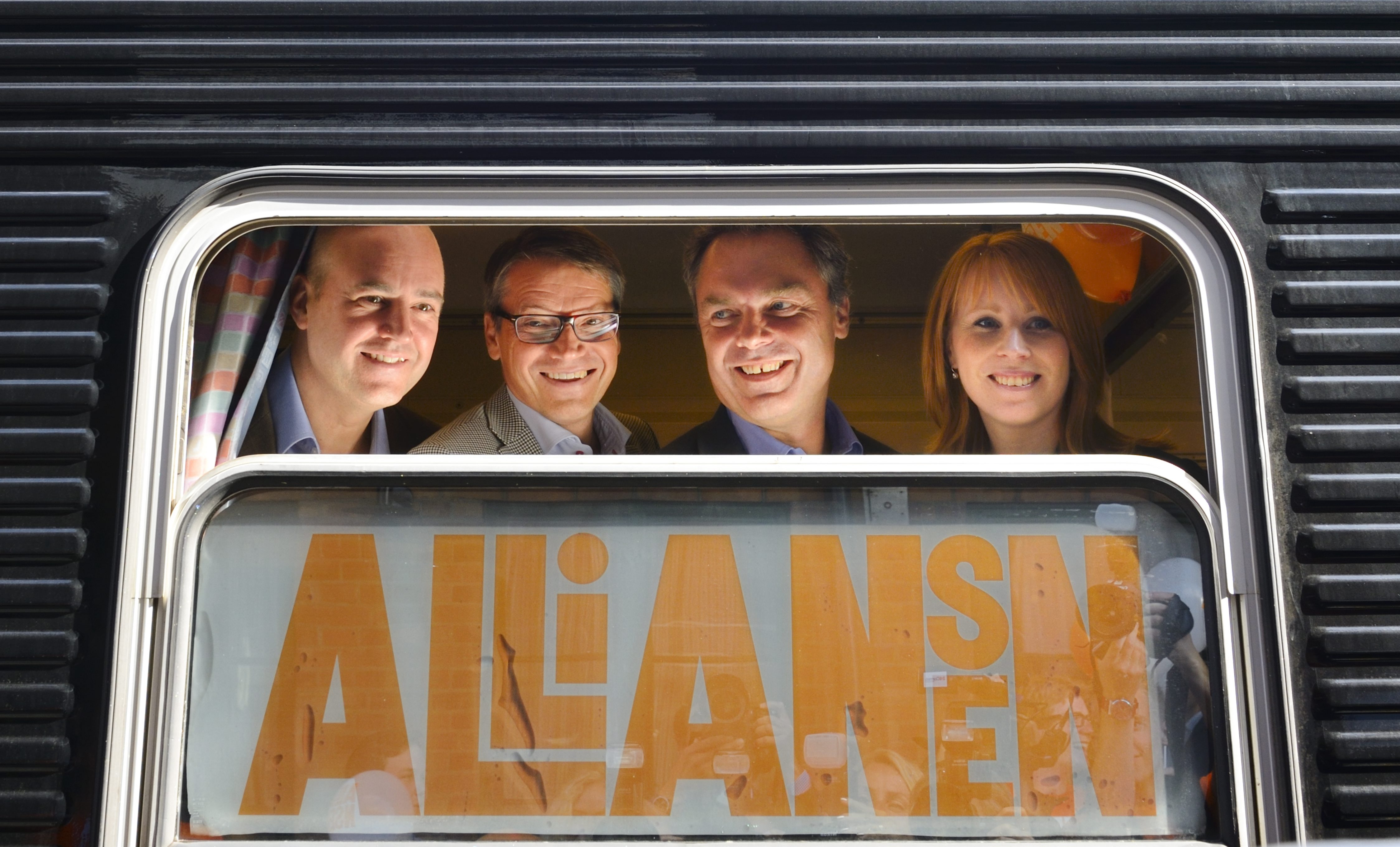 På tåg med Alliansen (2012). På tåg med Alliansen (2012).