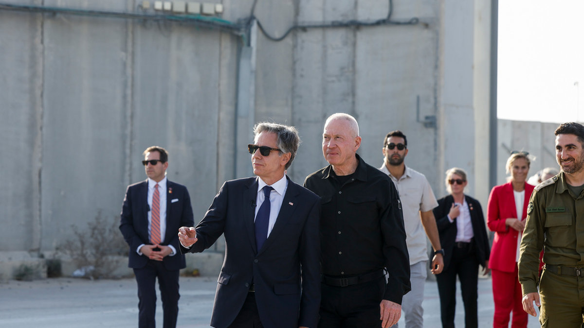 Israels försvarsminister Yoav Gallant, tillsammans med USA:s utrikesminister Antony Blinken, vid Kerem Shalom-övergången i Israel den 1 maj.