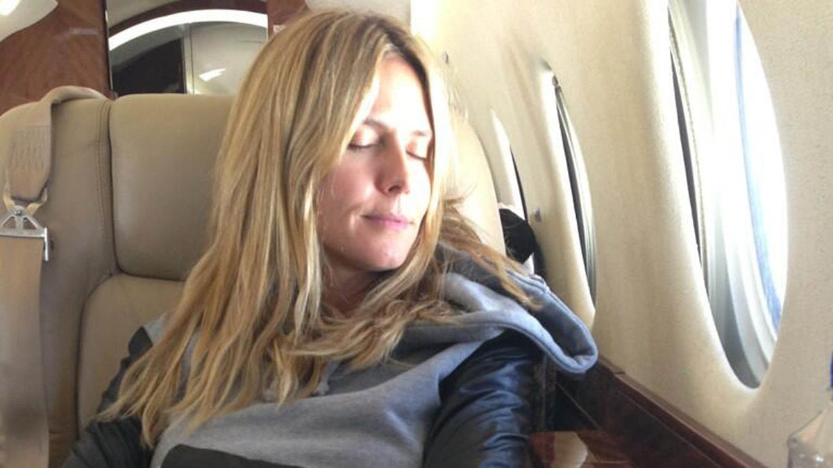 Heidi Klum unnar sig en tupplur under en flygresa. 