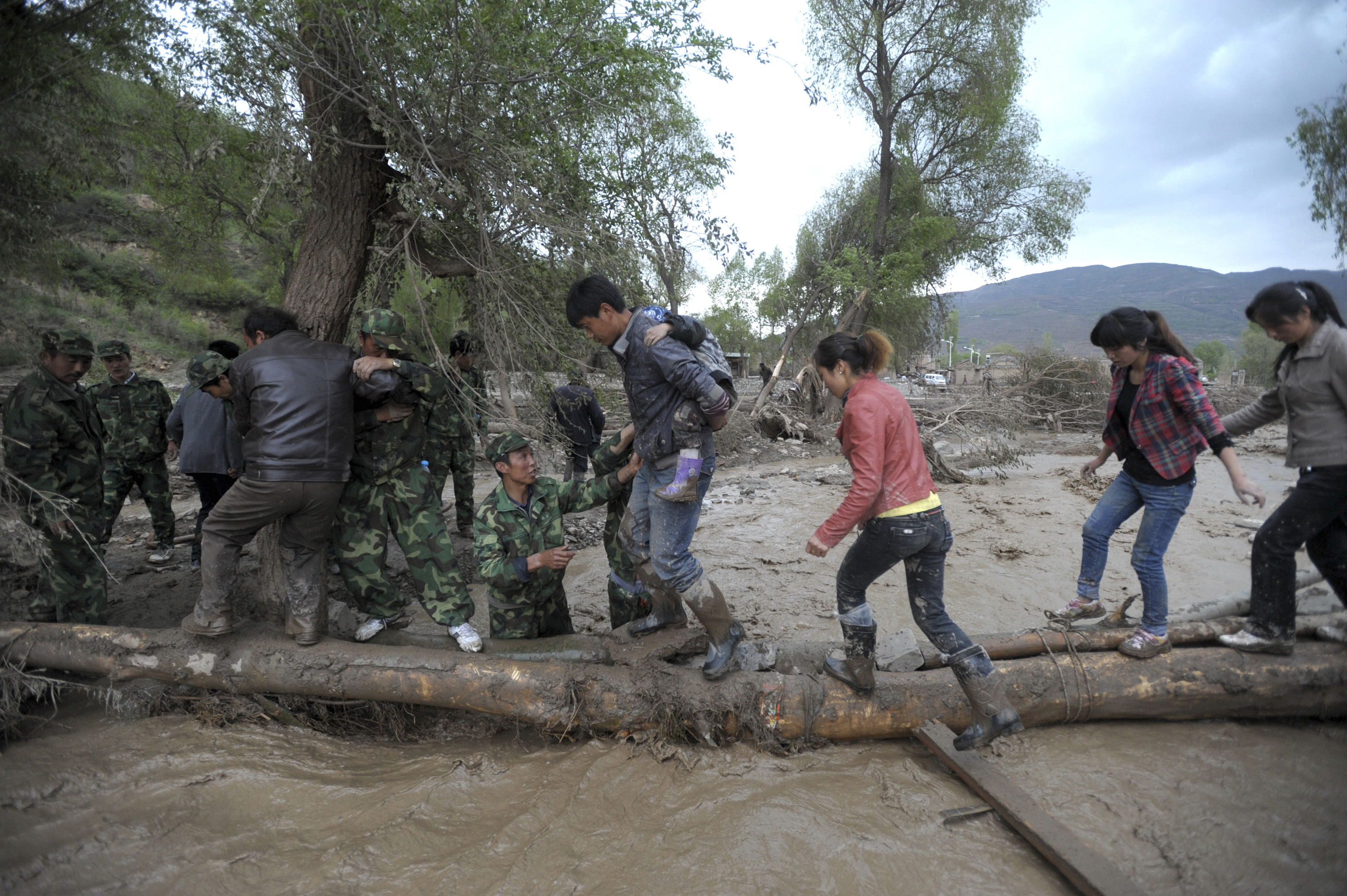 30 000 människor tvingades fly undan översvämningar.