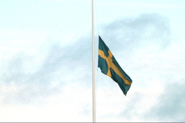 På Söderstadion, såväl som över hela Sverige. vajade den svenska flaggan  på halv stång dagen efter branden i Göteborg år 1998.