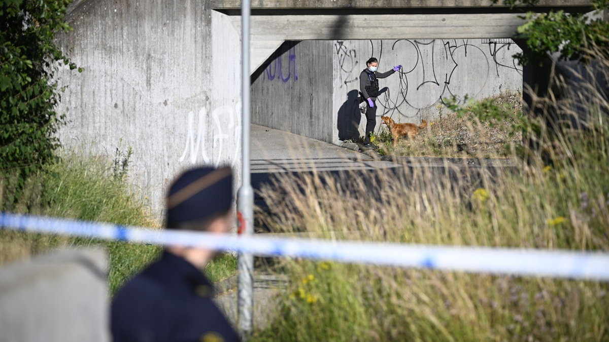 Polis på plats och söker med hund i en gång- och cykeltunnel under järnvägen på Minnesdalsvägen i Kävlinge på måndagsmorgonen efter att en man slagit larm om att han skottskadats.