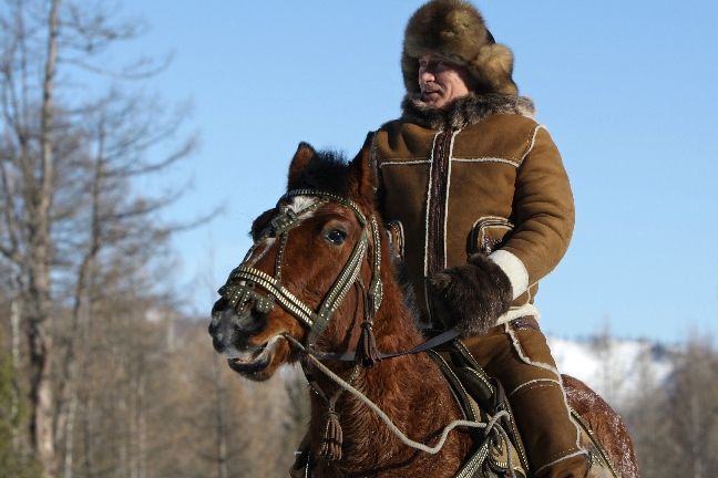 Ibland rider Vladimir med traditionell serbisk folkdräkt. 