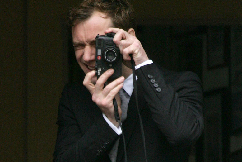 Jude Law är inte heller förtjust i paparazzifotografer. Vid ett tillfälle hoppade han på en fotograf som försökte ta bilder på Judes barn – och Jude kallade fotografen för "pedofil". En annan gång slog han till en kvinnlig fotograf utanför en nattklubb. 