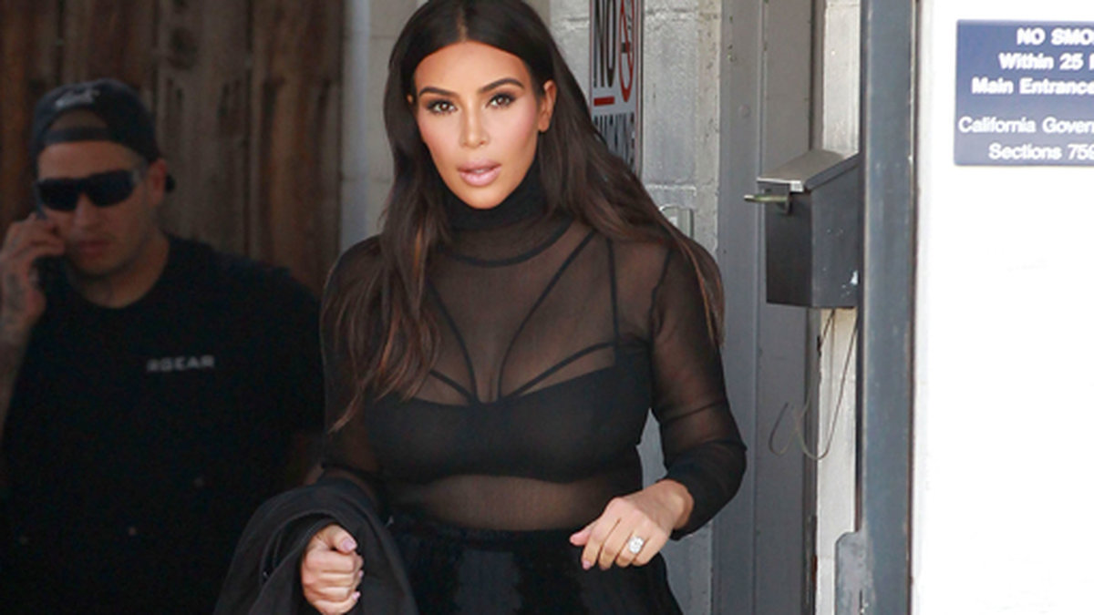 Kim Kardashian lämnar en studio i Los Angeles. 