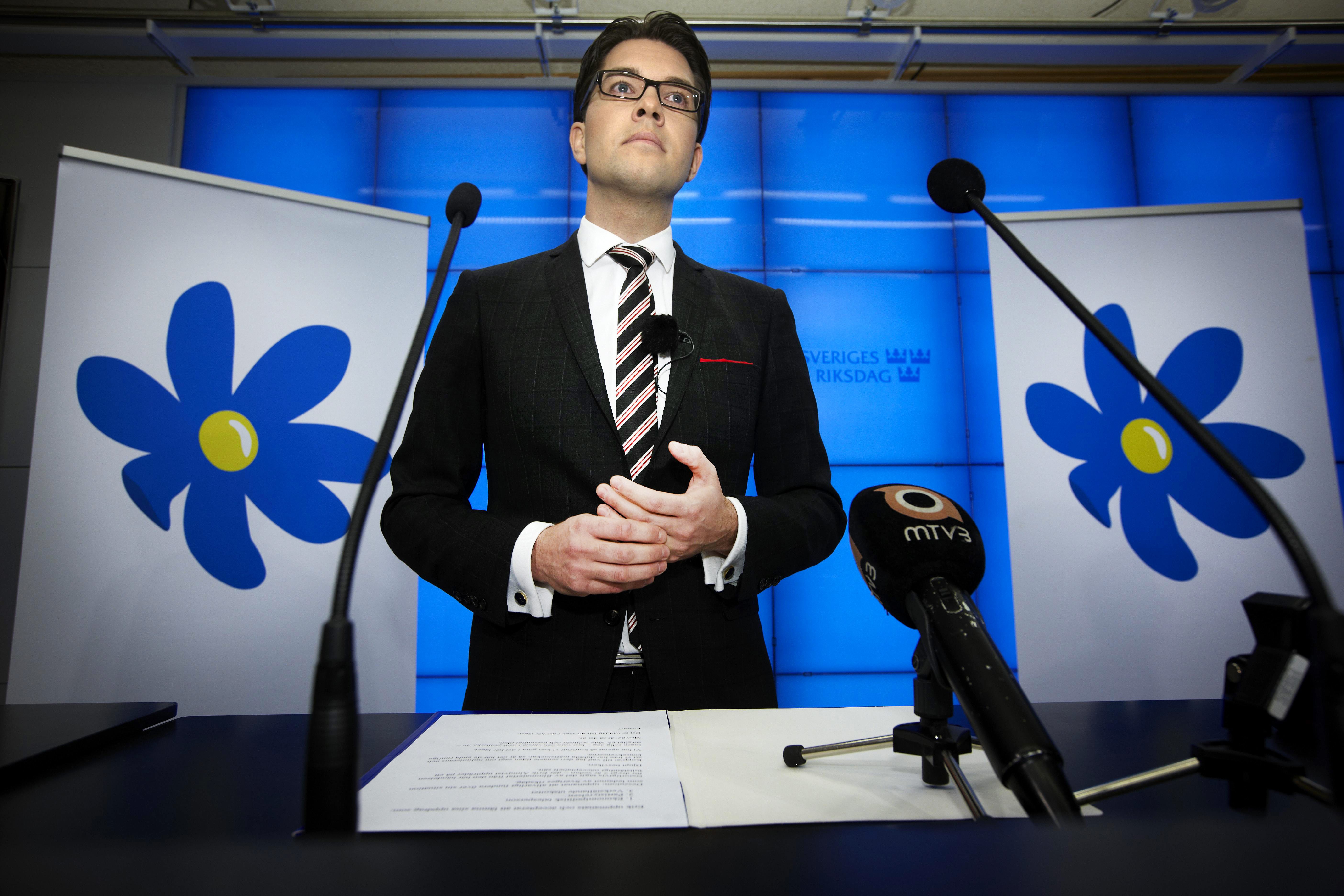 Jimmie Åkesson gav beskedet om att Almqvist får lämna sina förtroendeuppdrag i partiet.