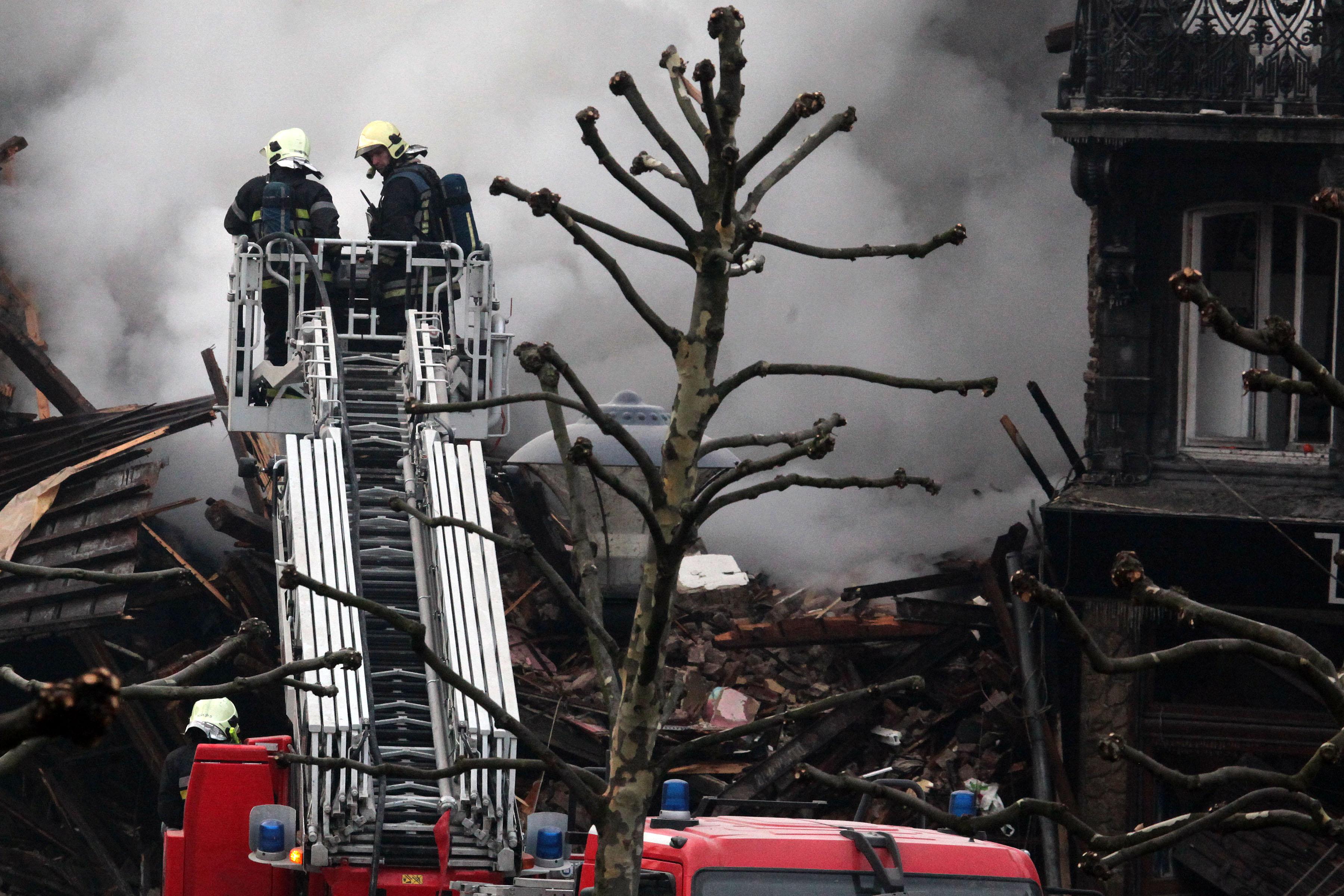Brandmännen fick avbryta arbetet när det fanns risk för att huset skulle kollapsa.