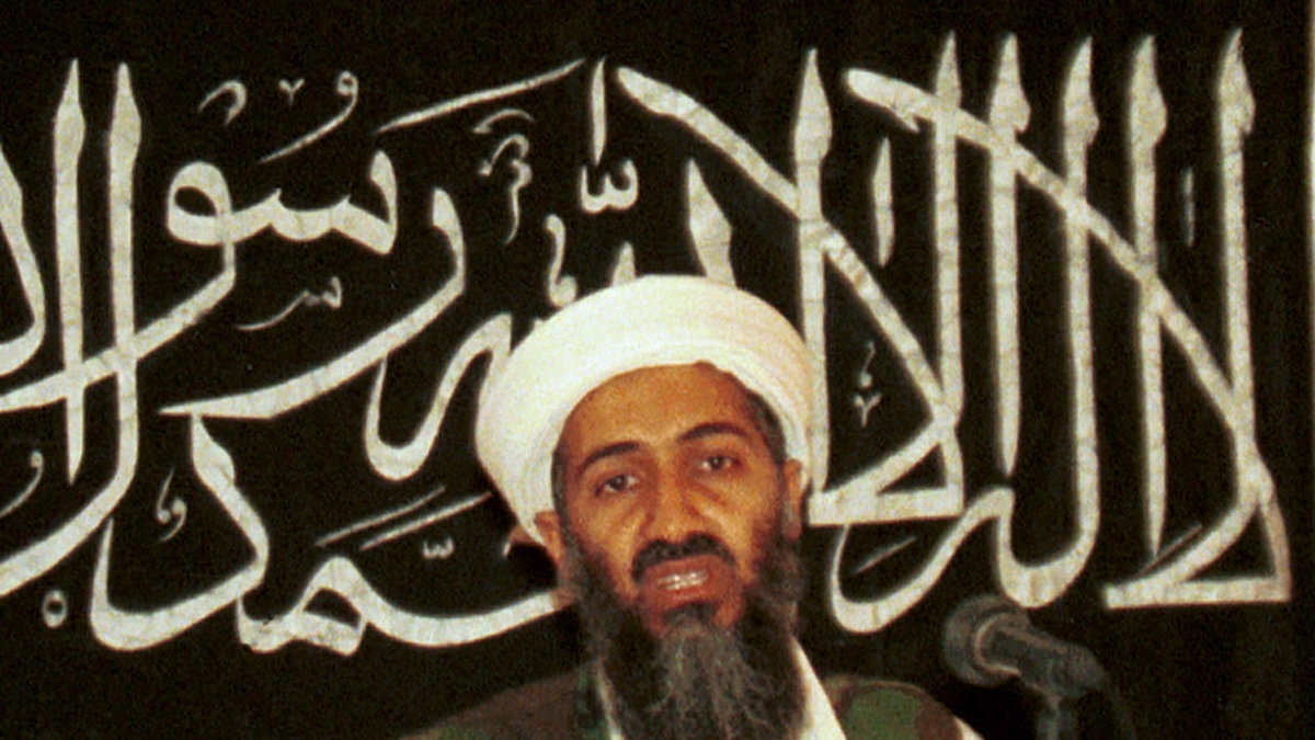 Usama Bin Ladens mamma pratar om sonen i en intervju.