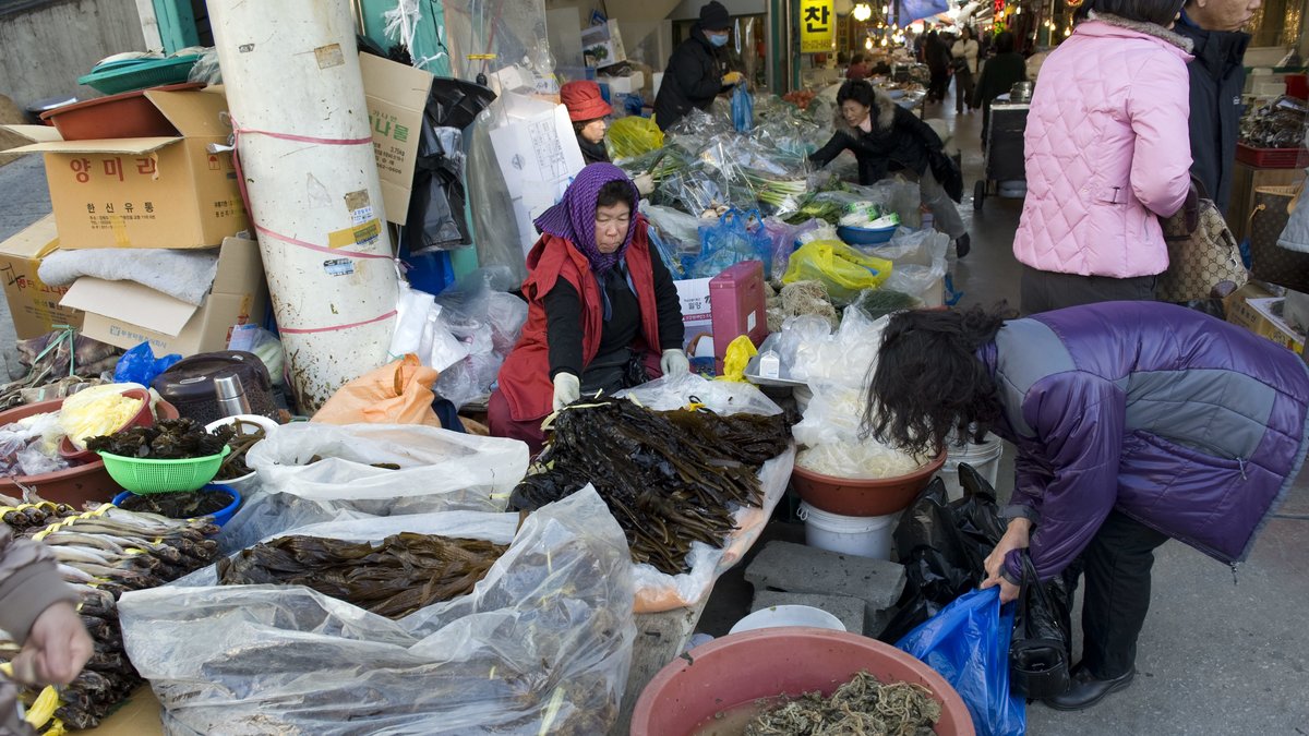 Kvinnor på en marknad i Sydkorea (Genrebild.)