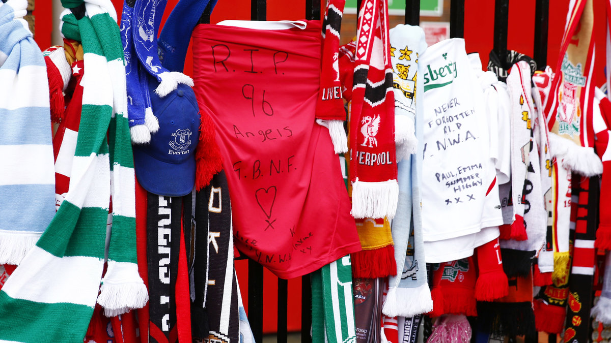Utanför Anfield hängde man upp halsdukar och tröjor från många olika lag. 