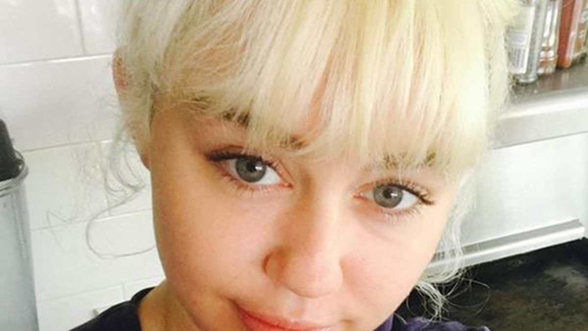 Miley Cyrus har klippt lugg.
