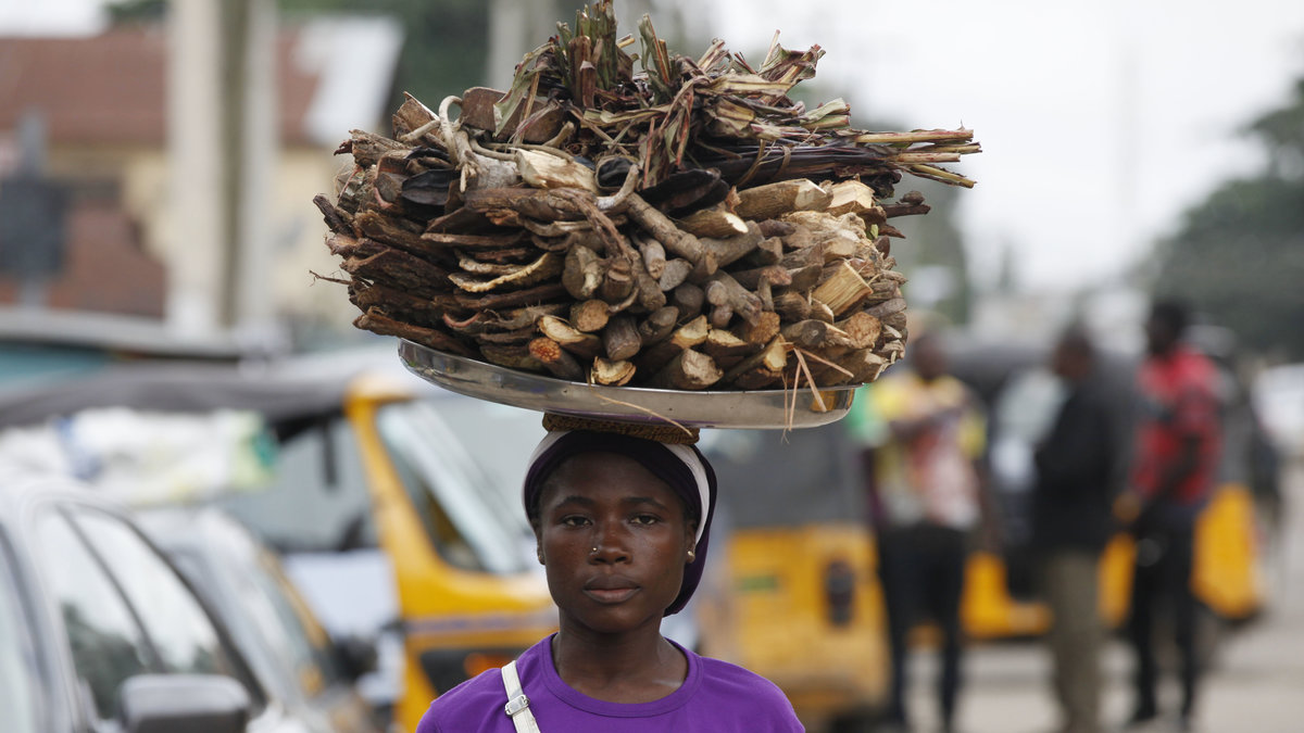 En kvinna säljer lokala kryddor på gatorna i Lagos, Nigeria.
