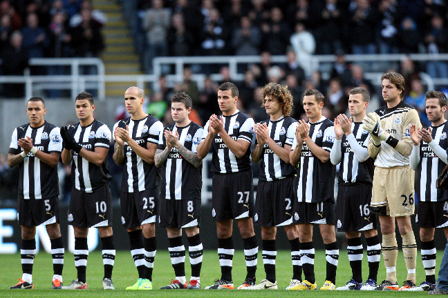 Newcastle, Gary Speeds förra lag, hyllade den bortgångne fotbollsprofilen.
