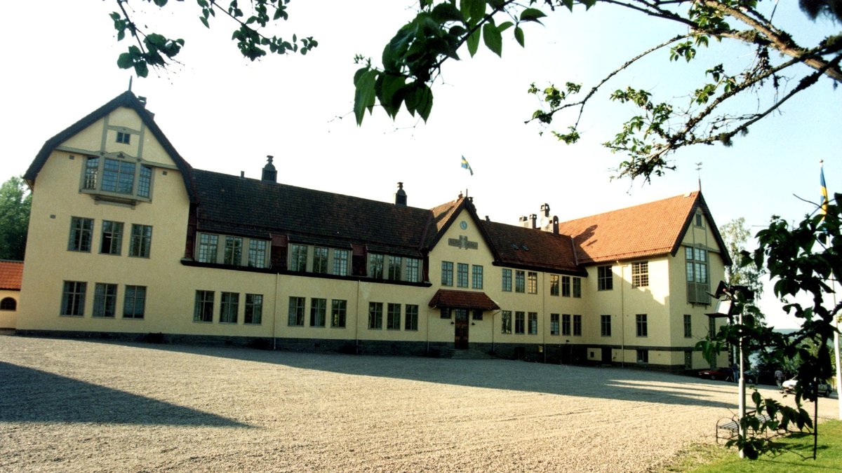 Riksinternatet Lundsberg stängs ned i minst sex månader.