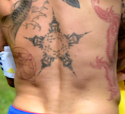 Vid ländryggen har Zlatan en till buddhistisk tatuering och ska stå för de fem elementen. Vid ländryggen har Zlatan en till buddhistisk tatuering och ska stå för de fem elementen.
