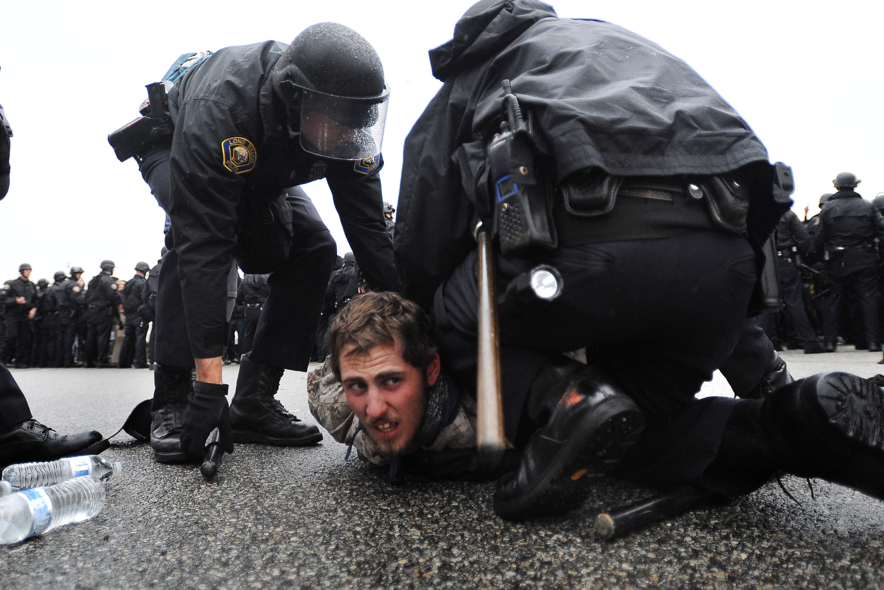En handfull personer greps av polis.