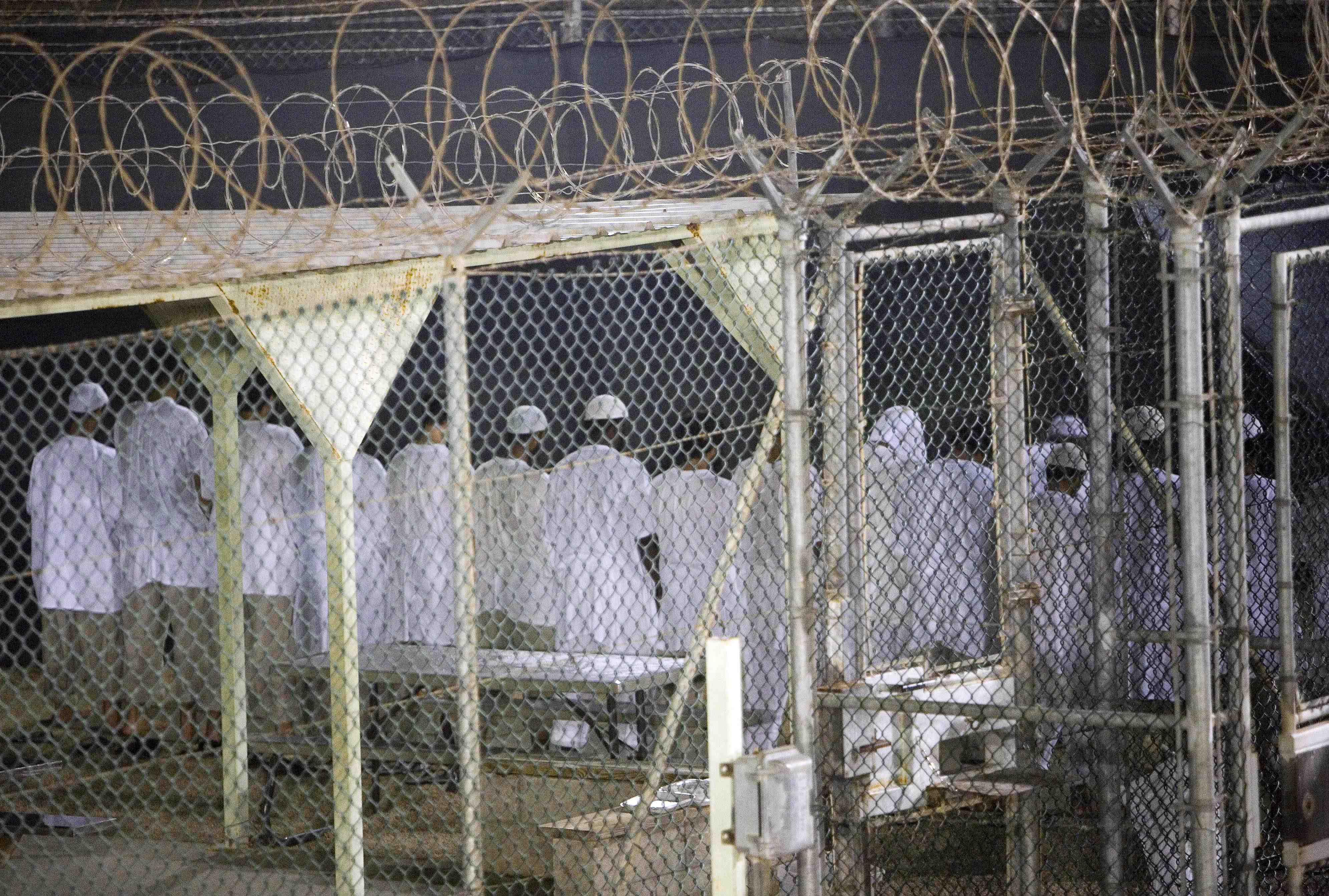 USA har fått skarp internationell kritik för behandlingen av fångarna på Guantanamo. I synnerhet har kritik riktats mot de förhörsmetoder som används, vilka anses vara tortyr. Internationella människorättsorganisationer hävdar att utebliven rättsprocess o USA har fått skarp internationell kritik för behandlingen av fångarna på Guantanamo. I synnerhet har kritik riktats mot de förhörsmetoder som används, vilka anses vara tortyr. Internationella människorättsorganisationer hävdar att utebliven rättsprocess o