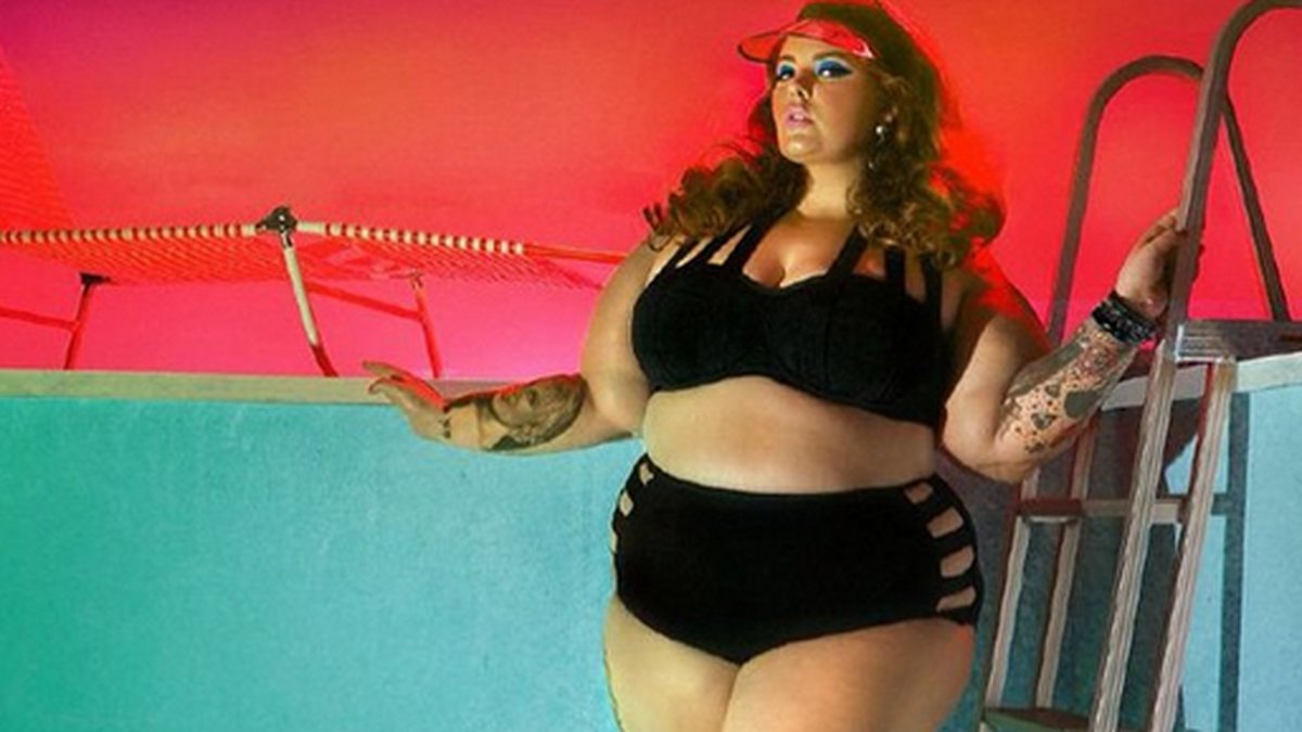 Bikini, klackar, solskärm – sommaren är gjord för modellen Tess Holliday. Och för oss. Yaaaaass!