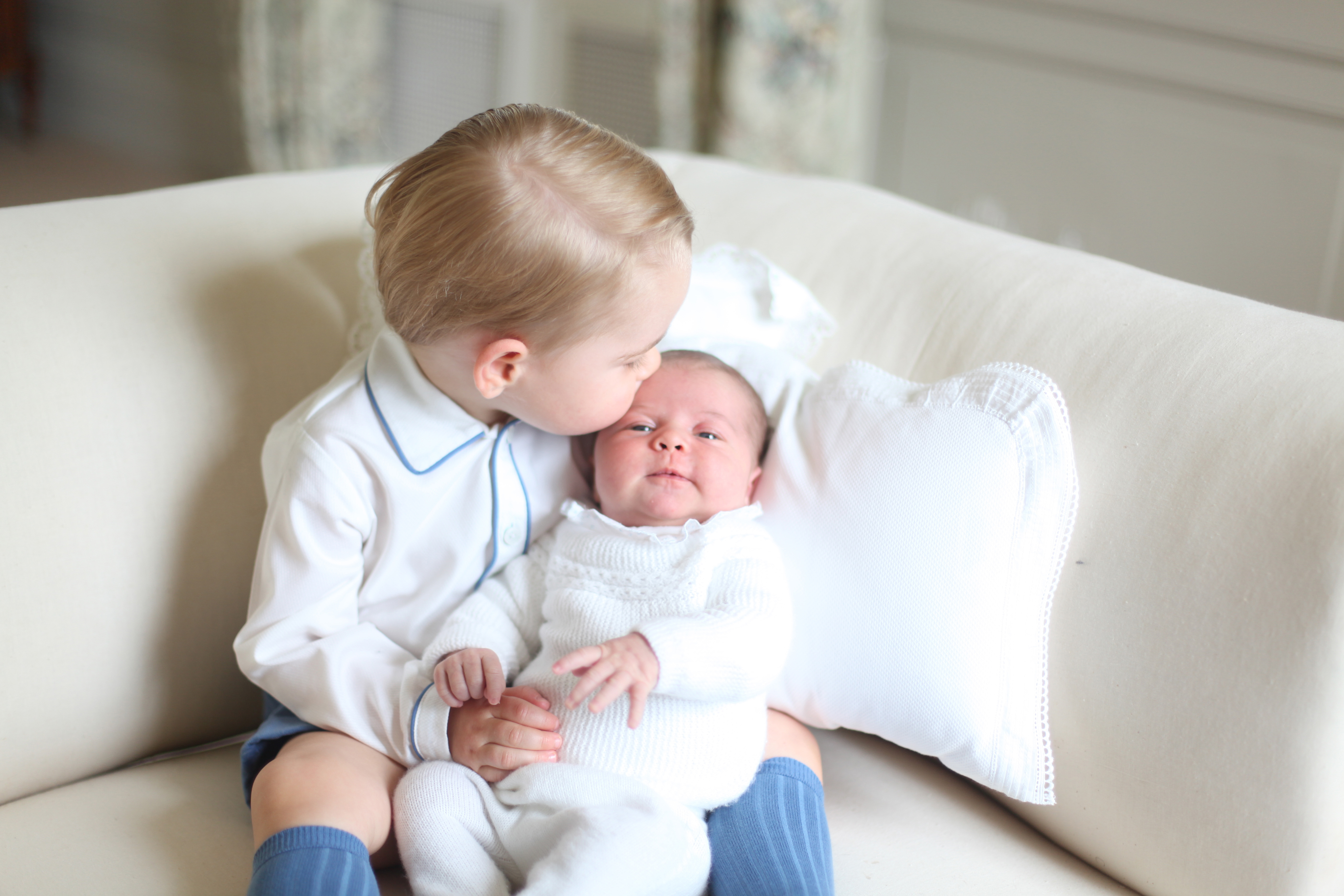 Och här sitter George med lillasyster Charlotte, prinsessa av Storbritannien. Och här sitter George med lillasyster Charlotte, prinsessa av Storbritannien.