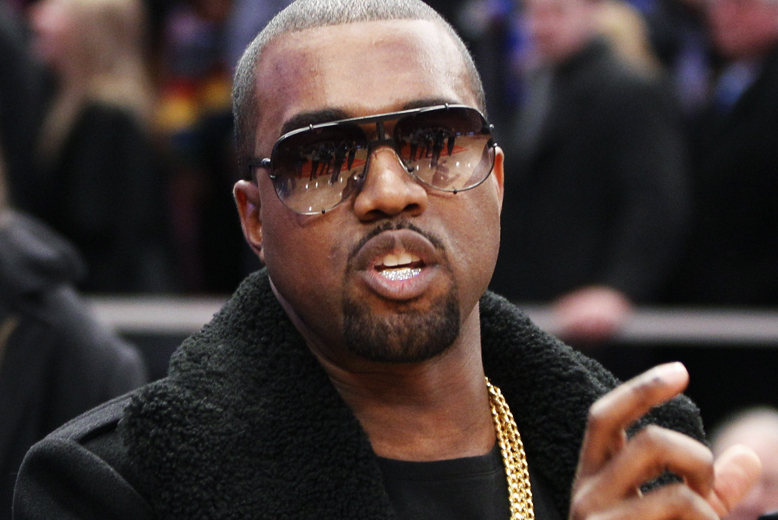 När Kanye West var i Australien var ett måste i hans rider importerade Versace-handdukar. Och om en privatchaufför ska köra honom mer än 100 meter så är chauffören tvungen att bära kläder i 100 procent bomull. Syntetiska material undanbedes! När Kanye West var i Australien var ett måste i hans rider importerade Versace-handdukar. Och om en privatchaufför ska köra honom mer än 100 meter så är chauffören tvungen att bära kläder i 100 procent bomull. Syntetiska material undanbedes!