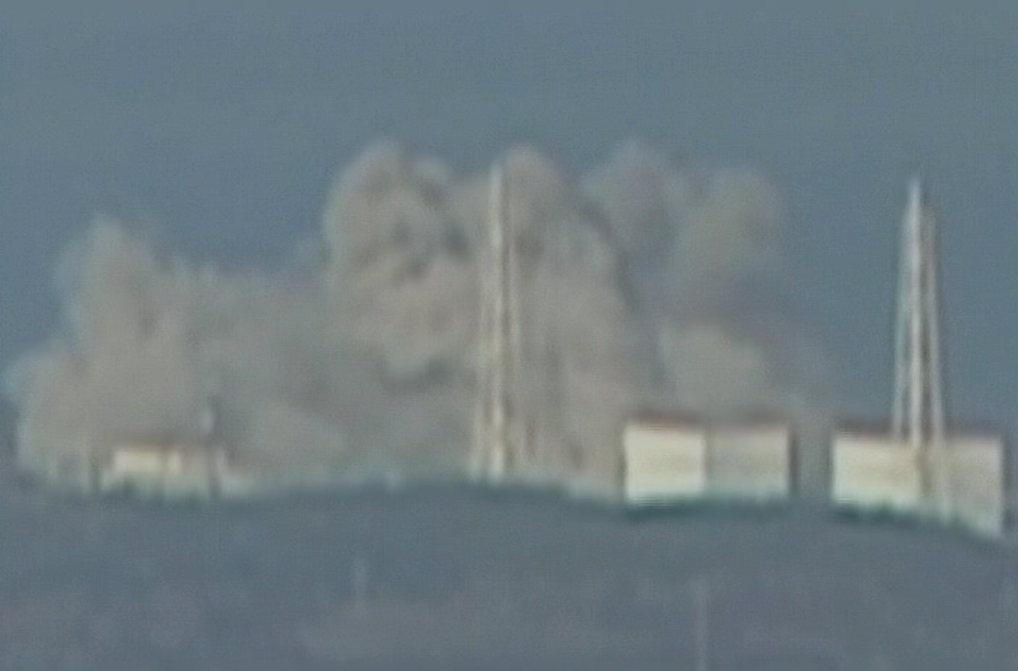 Kärnkraftverket i Fukushima exploderar. 