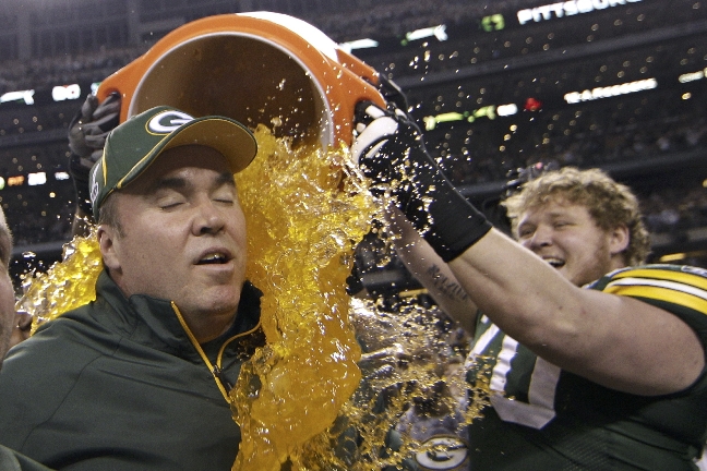 Mike McCarthy får sig ett iskallt bad efter att slutsignalen har gått. Mike McCarthy får sig ett iskallt bad efter att slutsignalen har gått.