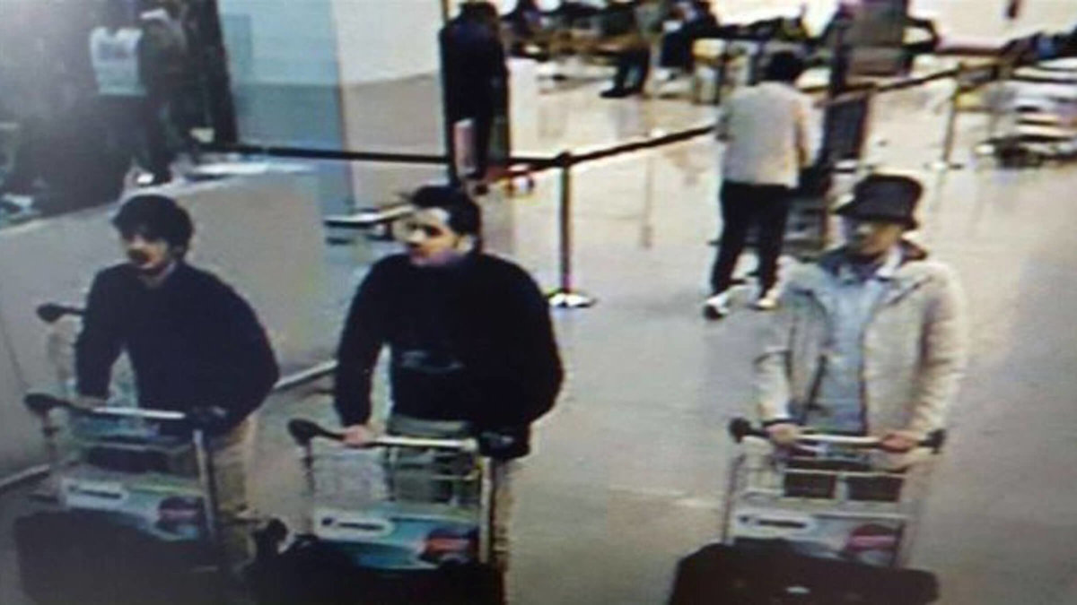 Den belgiska åklagarmyndigheten att bekräftat att de tre männen som syns på övervakningsbilden är misstänkta för terrorattacken.