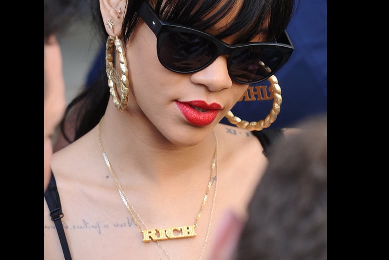 3. Den 24-årige världsstjärnan Rihanna från Barbados må ha det lite turbulent i sitt liv just nu, men om pengar är en tröst så har Rihanna gott om dem: hon cashade nämligen in 389 miljoner.