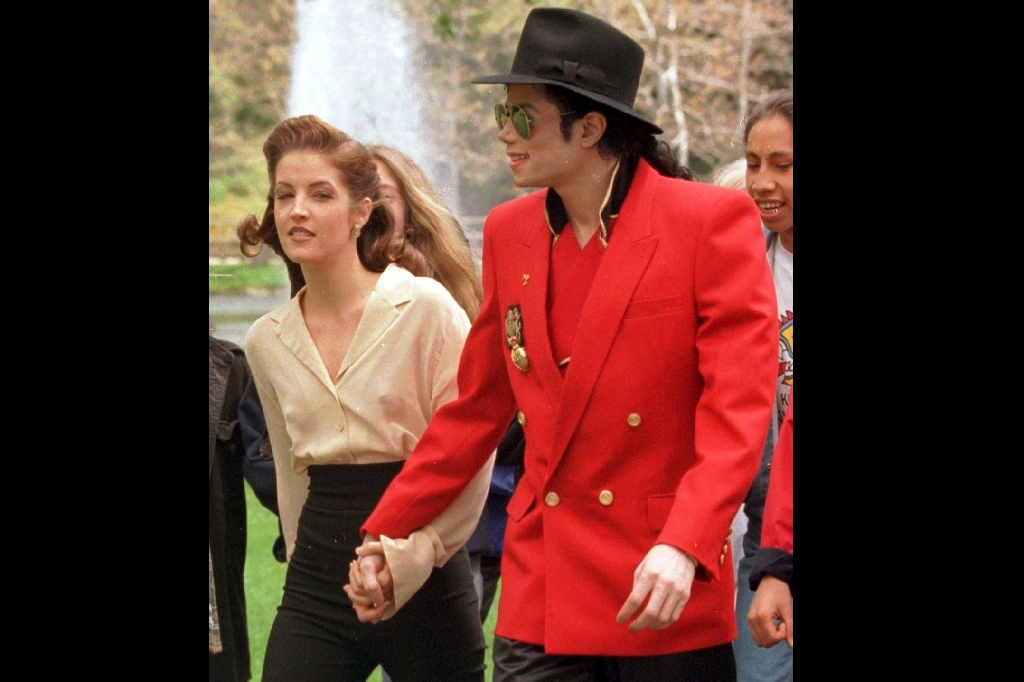Jessica och Nicks program var från början tänkt att handla om Michael Jackson och Lisa Marie Presley, som valde att hoppa av projektet. 