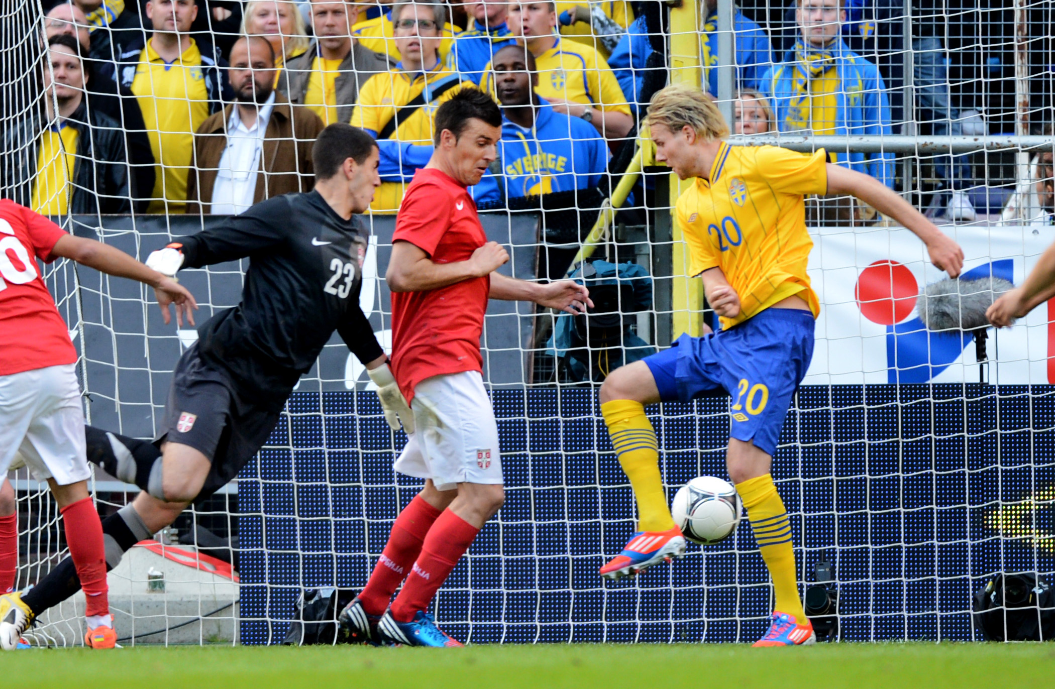 Toivonen stöter in 1-0 efter en målvaktstavla. Toivonen stöter in 1-0 efter en målvaktstavla.