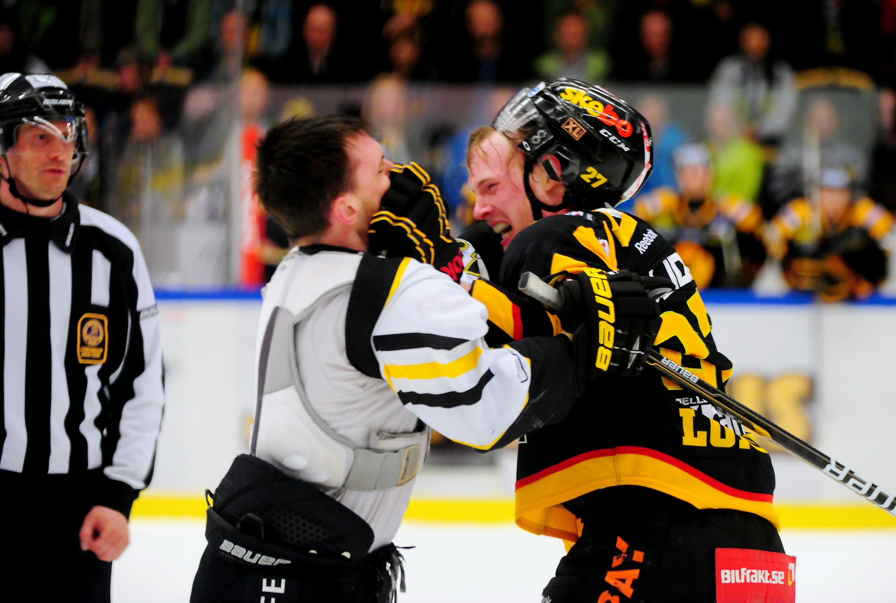 Martin Lundberg och Oscar Steen bjöd på ett riktigt rallarslagsmål i slutminuterna. Martin Lundberg blev dock den ende som fick matchstraff, då han kastade handskarna. Martin Lundberg och Oscar Steen bjöd på ett riktigt rallarslagsmål i slutminuterna. Martin Lundberg blev dock den ende som fick matchstraff, då han kastade handskarna.