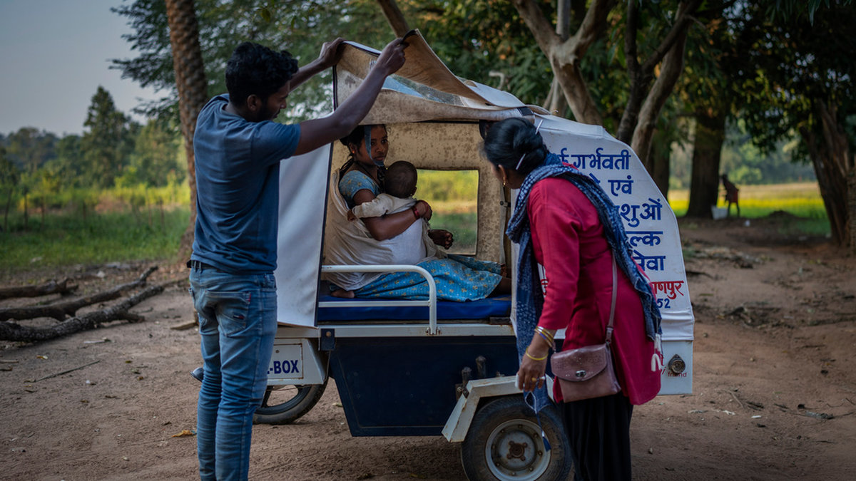 Phagni Poyam och hennes son är på väg till ett center för gravida kvinnor. Vid den trehjuliga motorcykeln står också Leta Netam, ansvarig för centret.