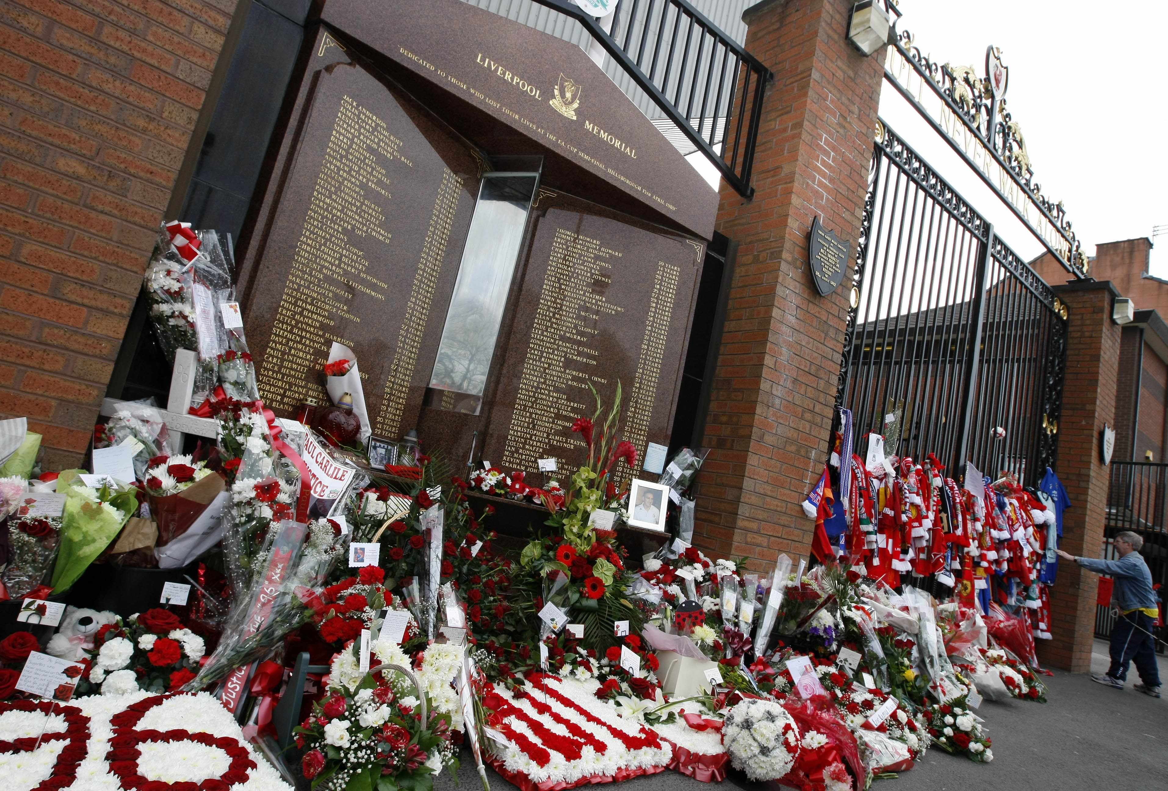 Liverpool-supportrarna håller varje år en minnesdag för Hillsborough-katastrofen där 96 människor miste livet.