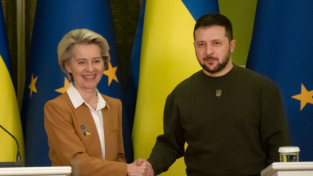 EU-kommissionens ordförande Ursula von der Leyen tillsammans med Ukrainas president Volodymyr Zelenskyj i Kiev på torsdagen.