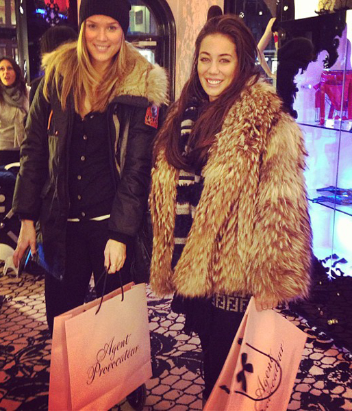 Fräscha Marie Serneholt och Rebecca Simonsson shoppade på svindyra Agent Provocateur. Fräscha Marie Serneholt och Rebecca Simonsson shoppade på svindyra Agent Provocateur.