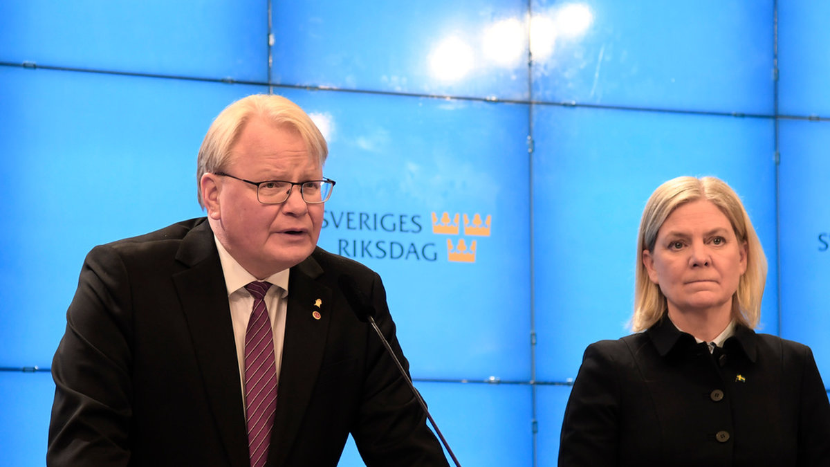 Socialdemokraternas försvarspolitiska talesperson Peter Hultqvist och partiledare Magdalena Andersson.